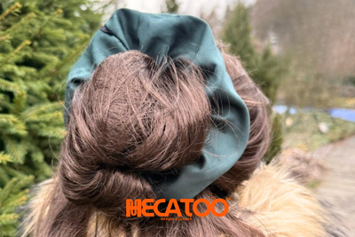 Smaragdová scrunchie Hecatoo z bavlněného saténu ve vlasech – vlasové doplňky z přírodních materiálů
