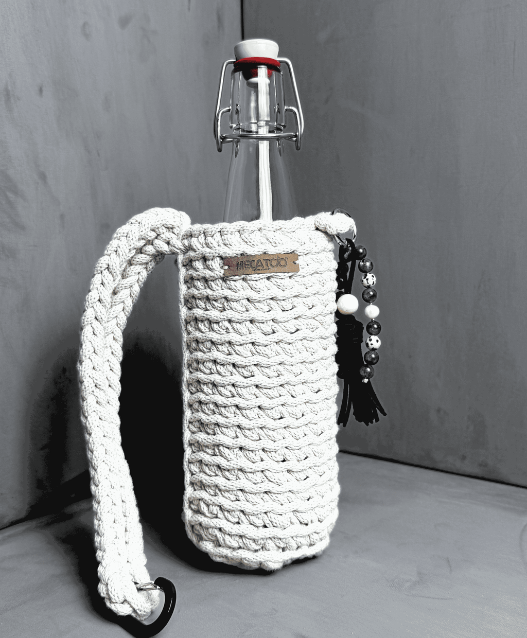 Béžový ručně háčkovaný obal na lahev Hecatoo™ HUGG