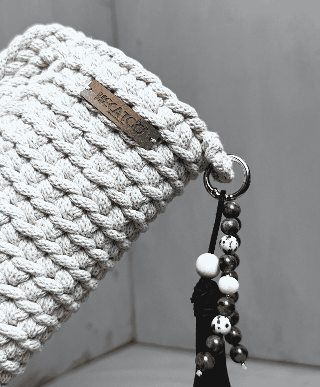 Béžový ručně háčkovaný obal na lahev Hecatoo™ HUGG