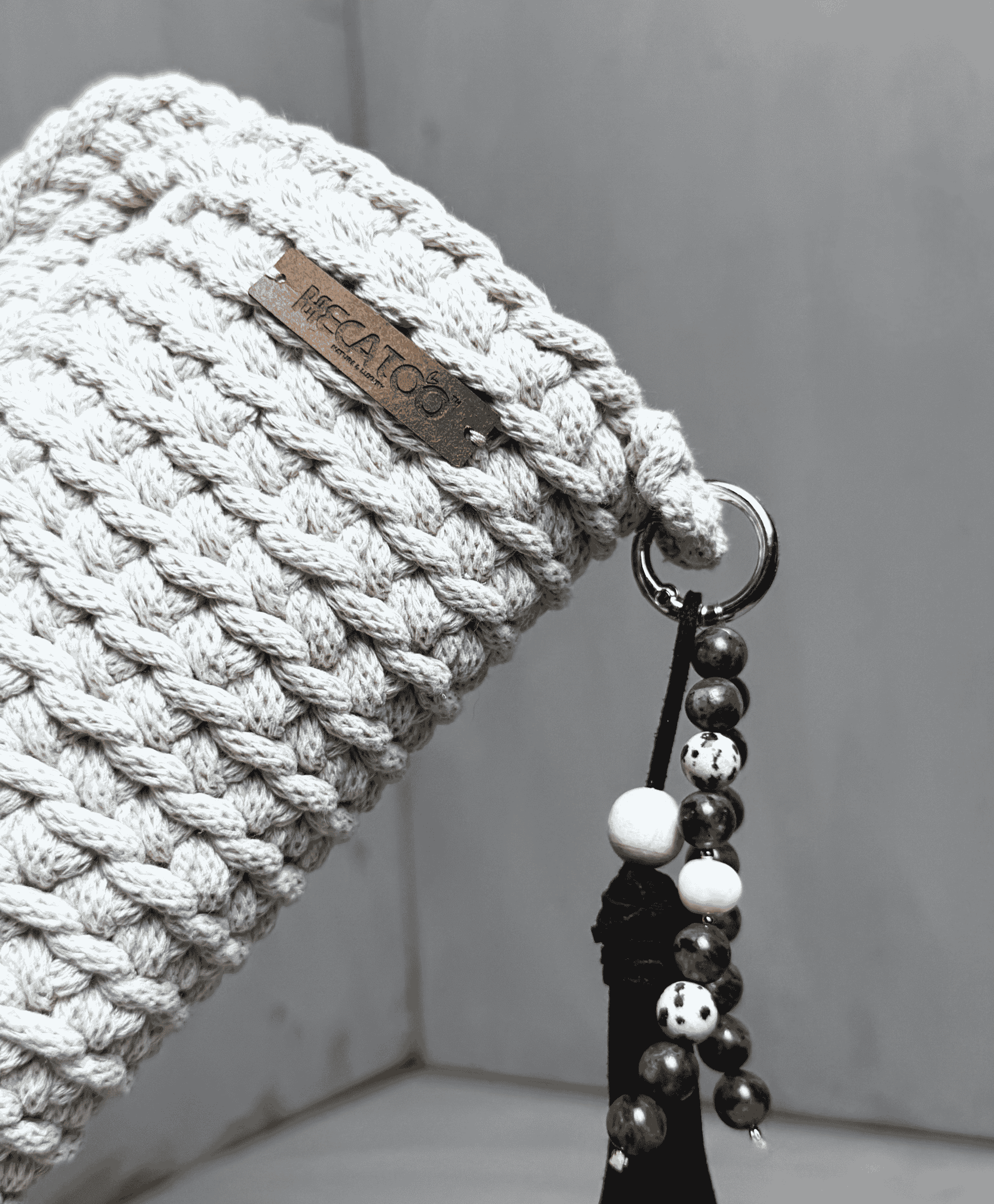 Béžový ručně háčkovaný obal na lahev Hecatoo™ HUGG