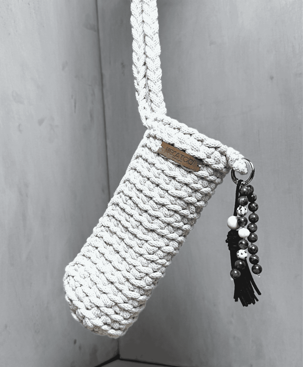 Béžový ručně háčkovaný obal na lahev Hecatoo™ HUGG