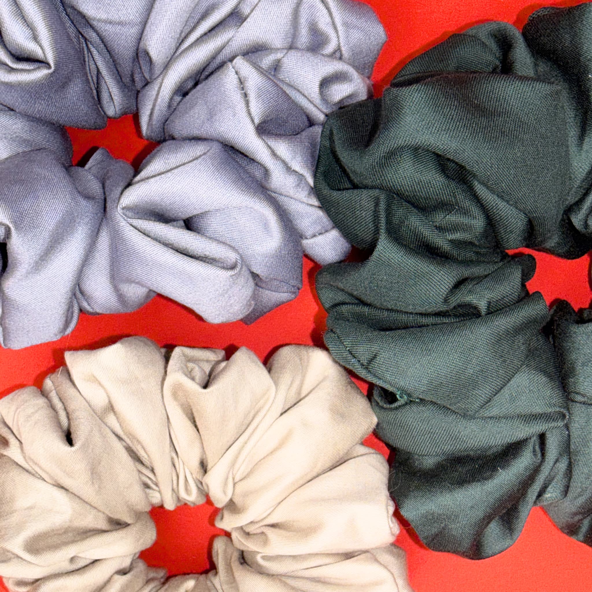 Detail kolekce Scrunchie Oversized Hecatoo™ ve třech barvách – šedá, béžově zlatá a smaragdová. Bavlněný satén certifikovaný Öko-Tex Standard 100 tř. I., maximální objem pro každý účes.