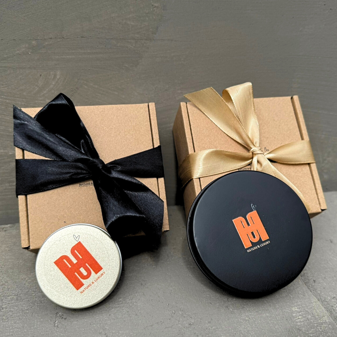 Elegantní dárkové balení Hecatoo s černou a zlatou mašlí.