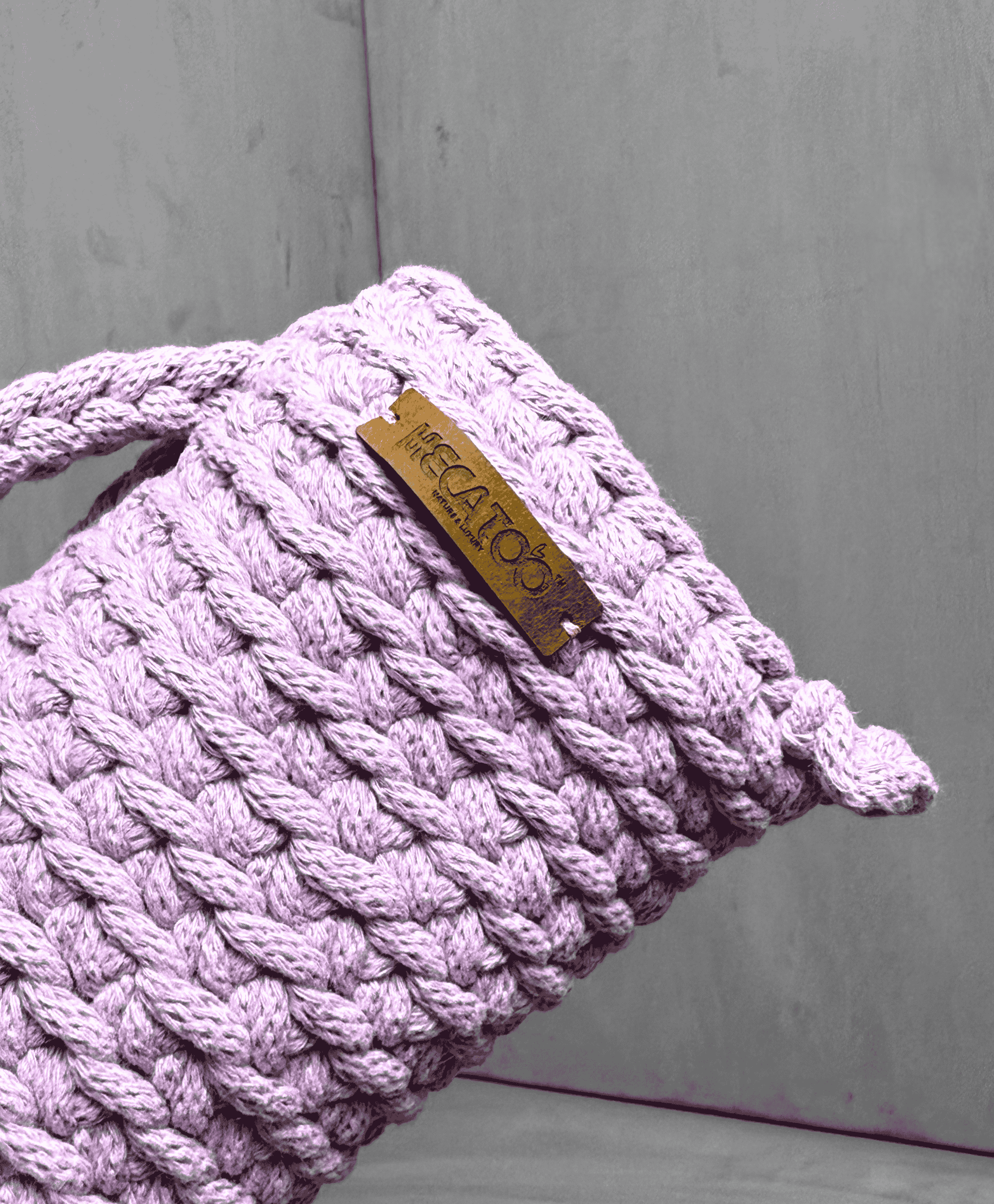 Prachově růžový ručně háčkovaný obal na láhev Hecatoo™ HUGG