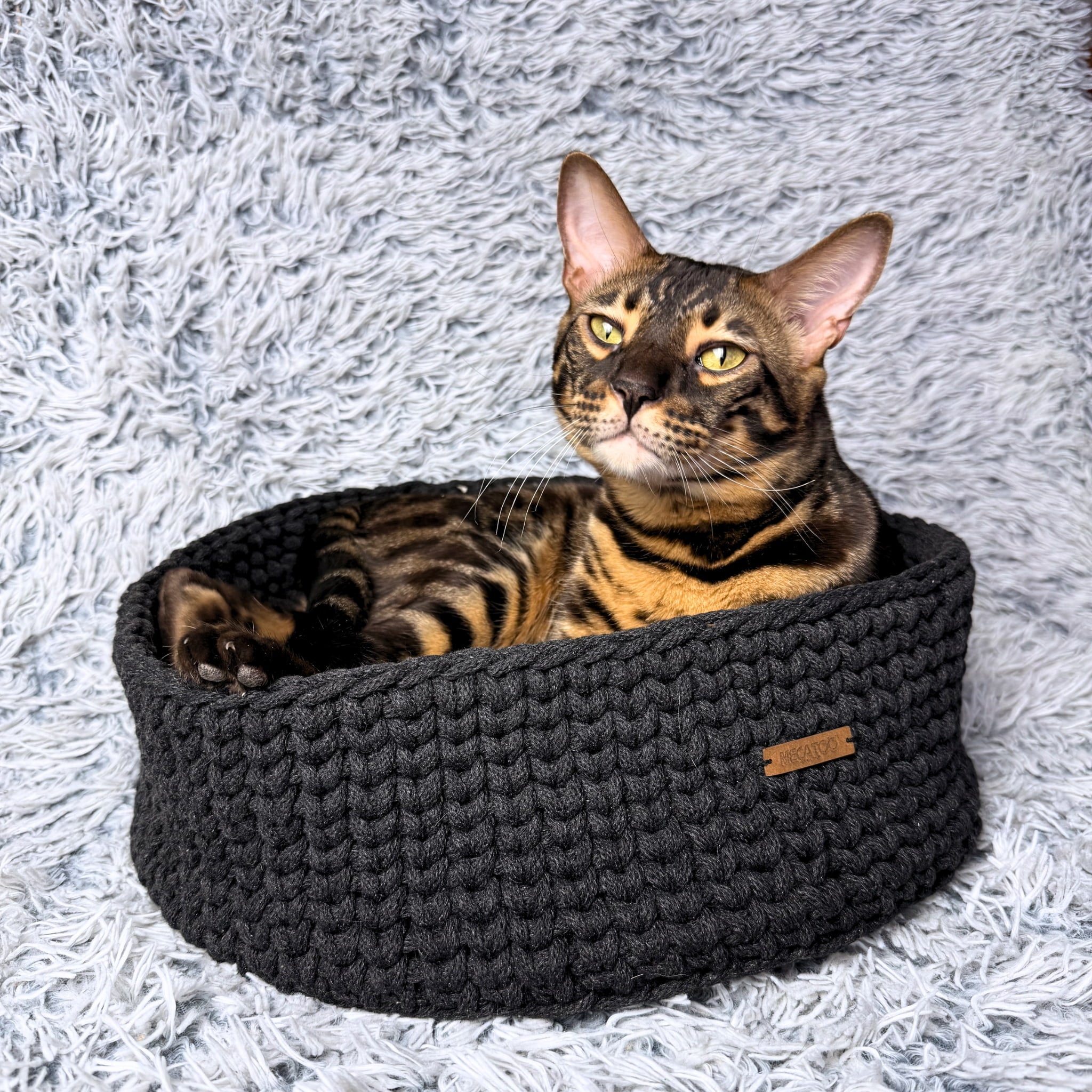 Luxusní ručně háčkovaný pelíšek pro kočku s polštářkem Ø 40 cm – antracit