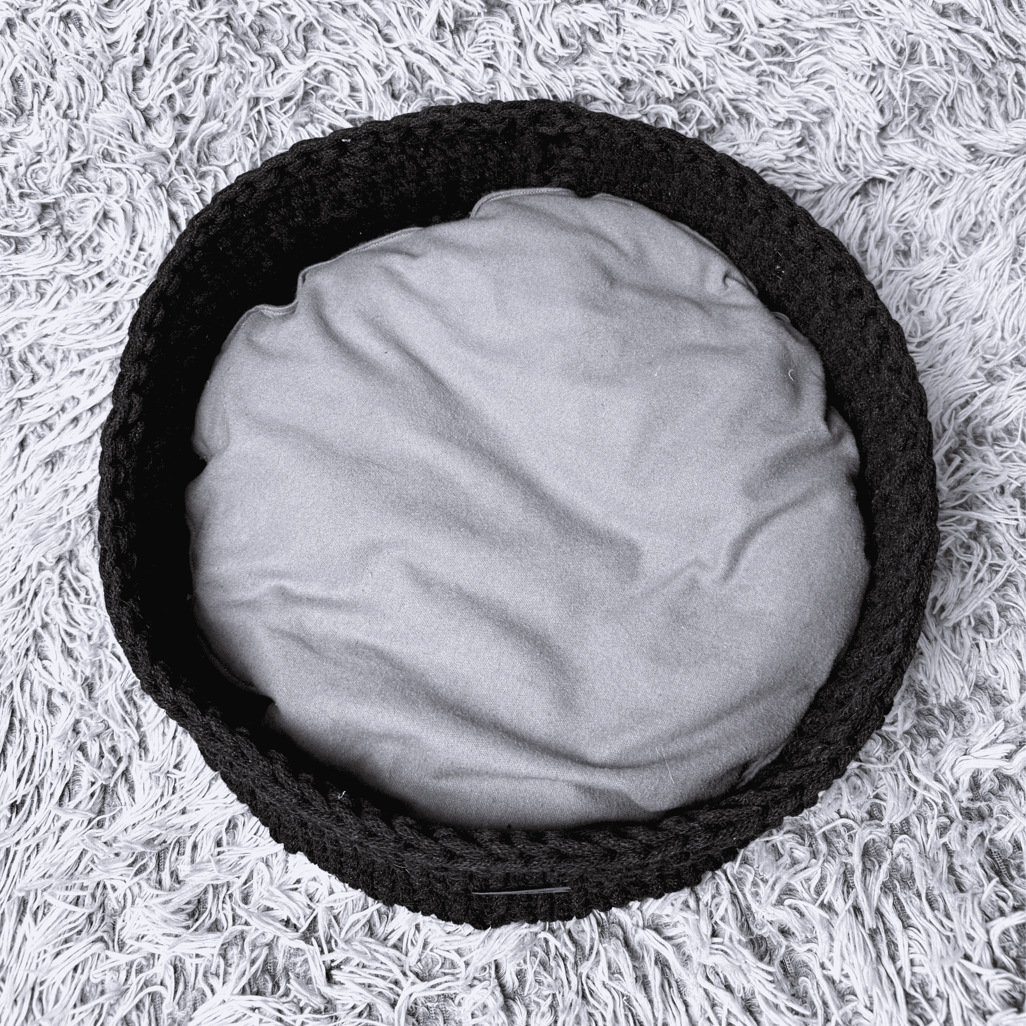 Luxusní ručně háčkovaný pelíšek pro kočku s polštářkem Ø 40 cm – antracit