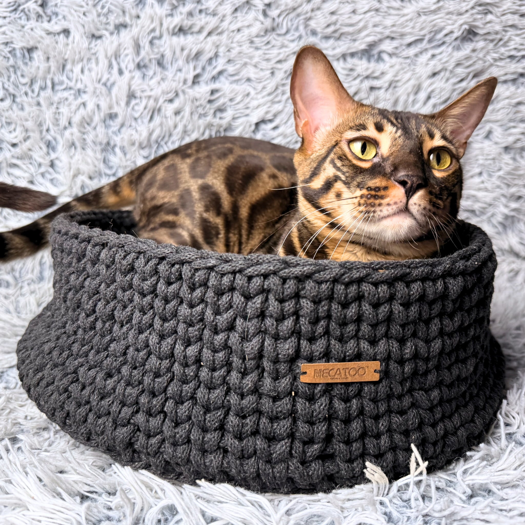 Luxusní ručně háčkovaný pelíšek pro kočku s polštářkem Ø 40 cm – antracit