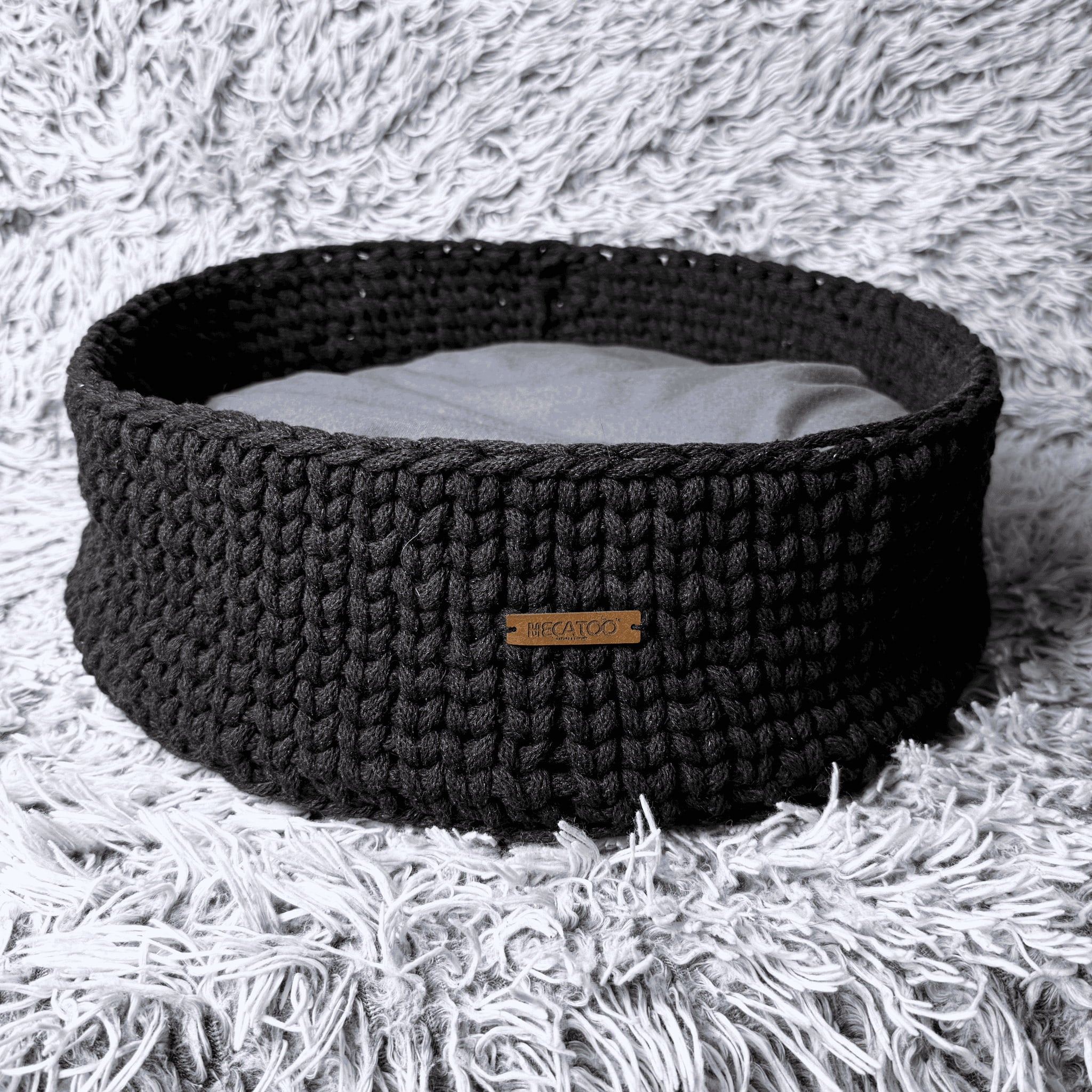 Luxusní ručně háčkovaný pelíšek pro kočku s polštářkem Ø 40 cm – antracit