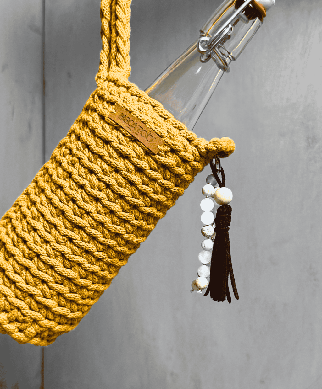 Hořčicový ručně háčkovaný obal na láhev Hecatoo™ HUGG