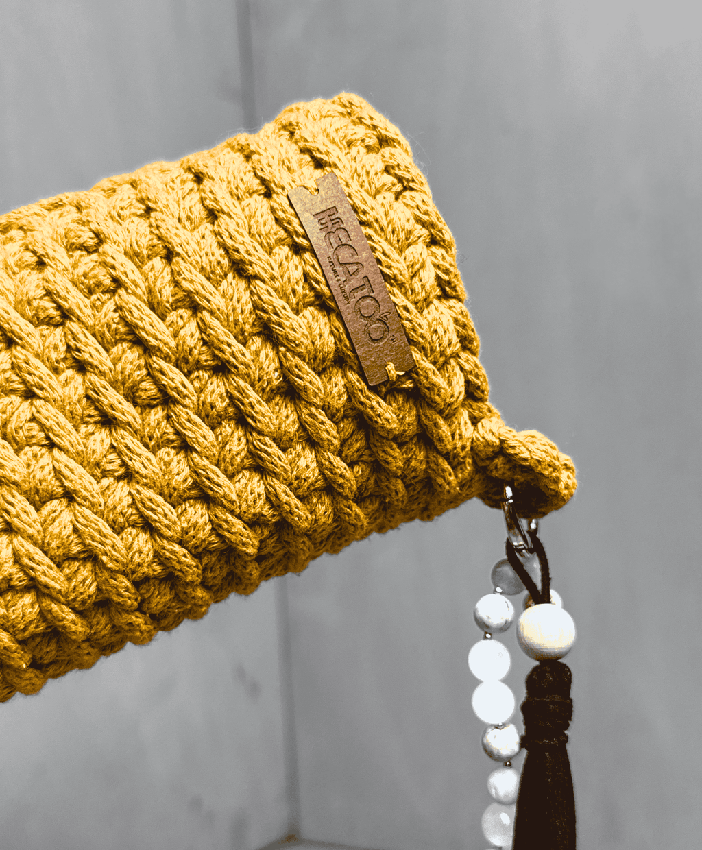 Hořčicový ručně háčkovaný obal na láhev Hecatoo™ HUGG