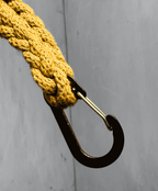 Hořčicový ručně háčkovaný obal na láhev Hecatoo™ HUGG