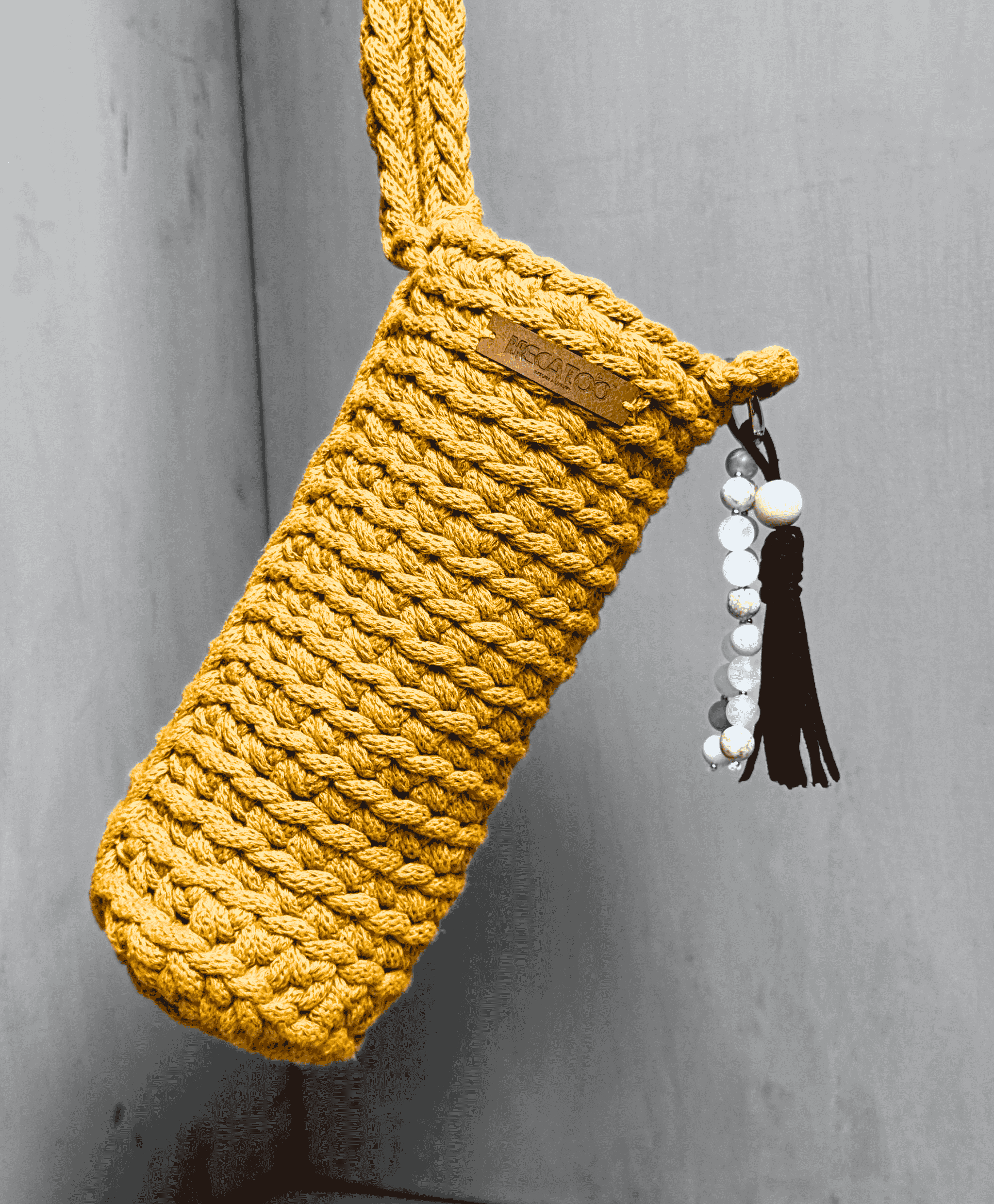 Hořčicový ručně háčkovaný obal na láhev Hecatoo™ HUGG