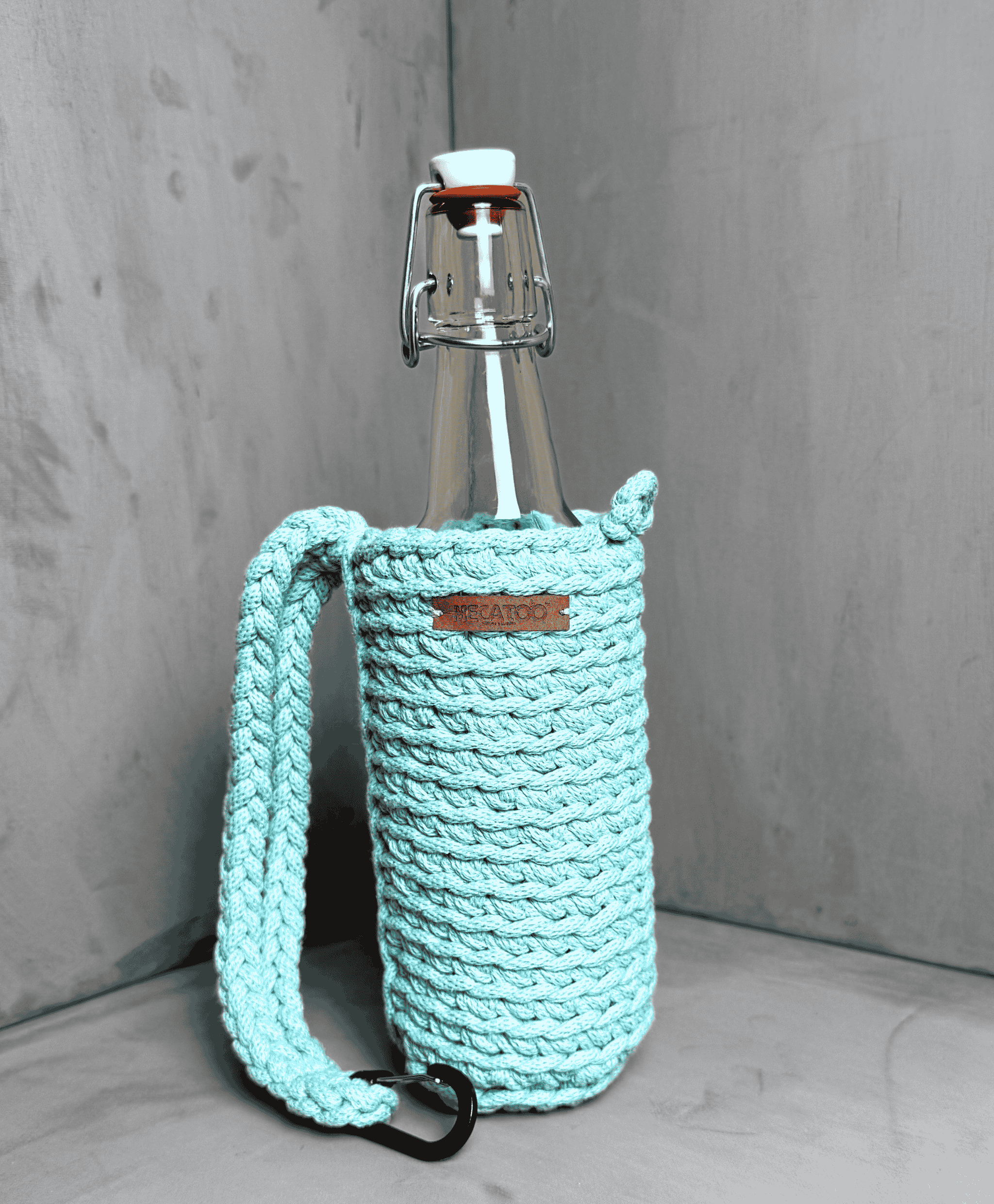 Mátově zelený ručně háčkovaný obal na lahev Hecatoo™ HUGG