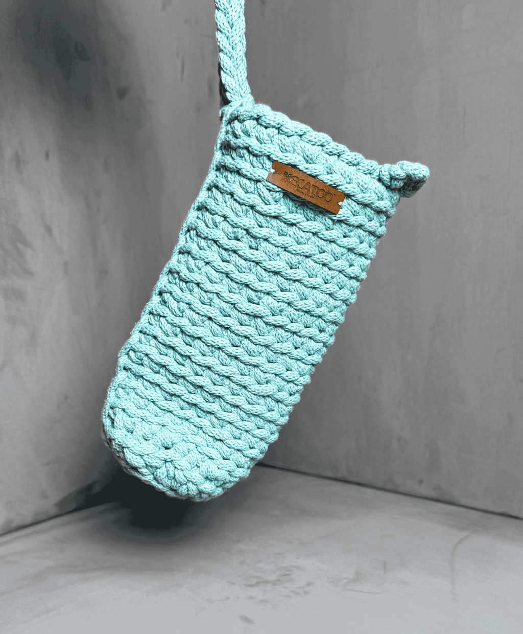 Mátově zelený ručně háčkovaný obal na lahev Hecatoo™ HUGG