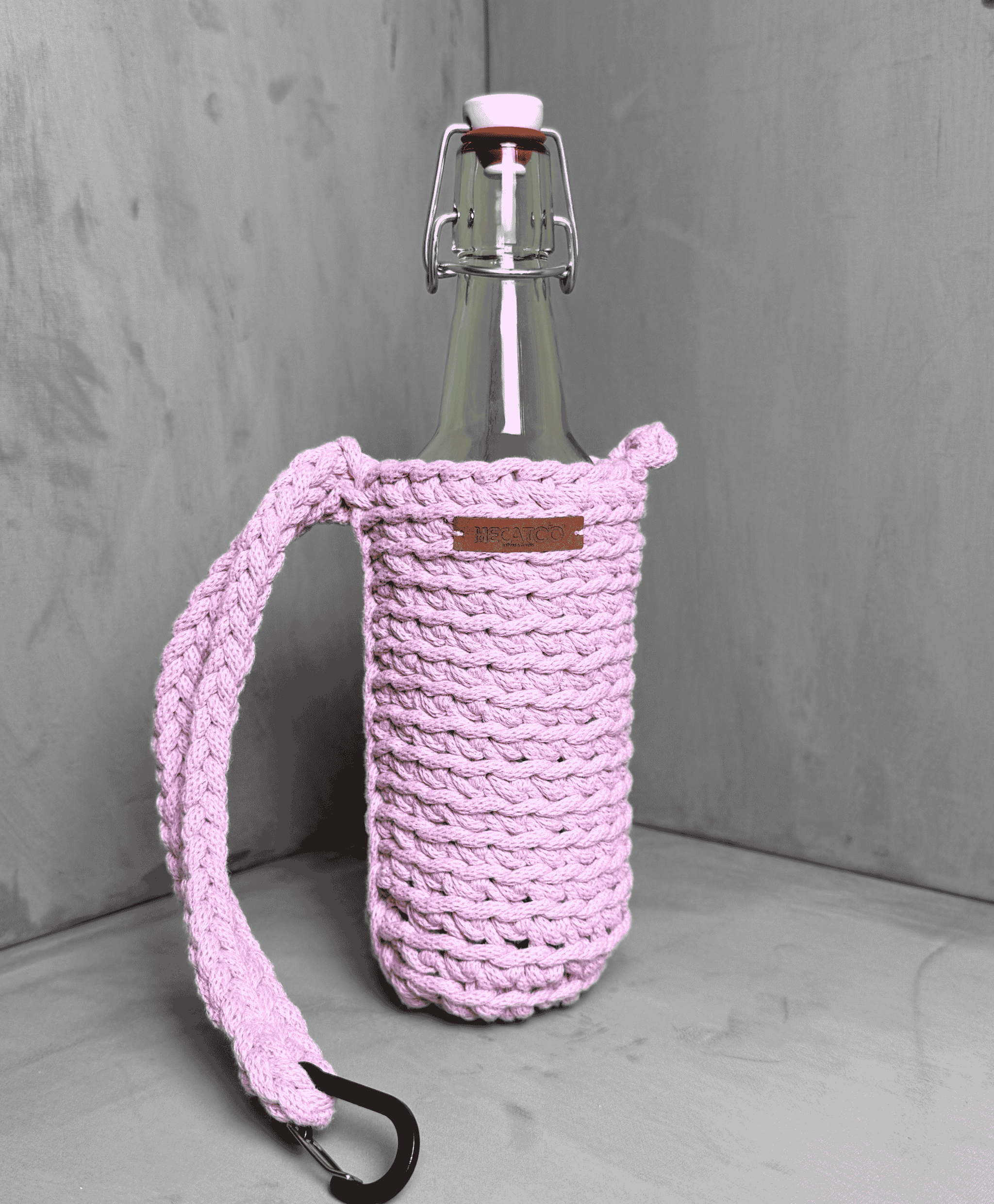 Prachově růžový ručně háčkovaný obal na láhev Hecatoo™ HUGG
