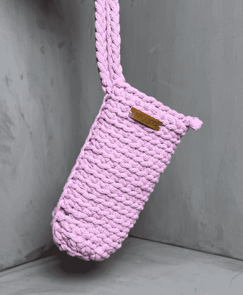 Prachově růžový ručně háčkovaný obal na láhev Hecatoo™ HUGG