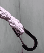 Prachově růžový ručně háčkovaný obal na láhev Hecatoo™ HUGG