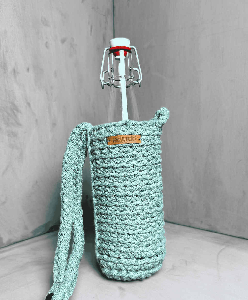 Šalvějově zelený ručně háčkovaný obal na lahev Hecatoo™ HUGG