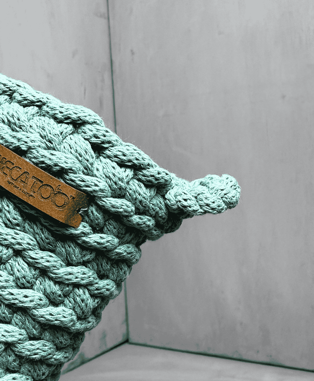 Šalvějově zelený ručně háčkovaný obal na lahev Hecatoo™ HUGG