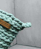 Šalvějově zelený ručně háčkovaný obal na lahev Hecatoo™ HUGG