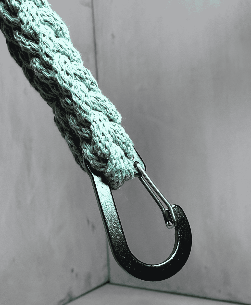 Šalvějově zelený ručně háčkovaný obal na lahev Hecatoo™ HUGG