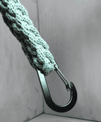 Šalvějově zelený ručně háčkovaný obal na lahev Hecatoo™ HUGG