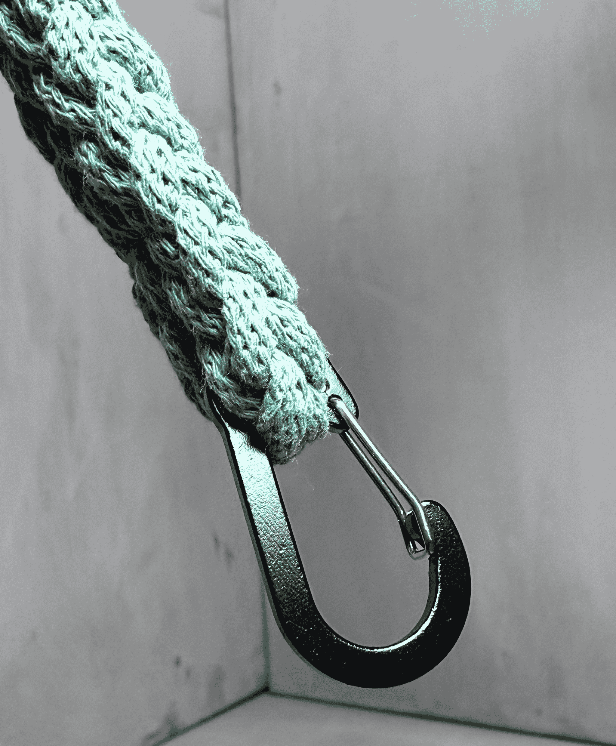 Šalvějově zelený ručně háčkovaný obal na lahev Hecatoo™ HUGG