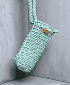 Šalvějově zelený ručně háčkovaný obal na lahev Hecatoo™ HUGG