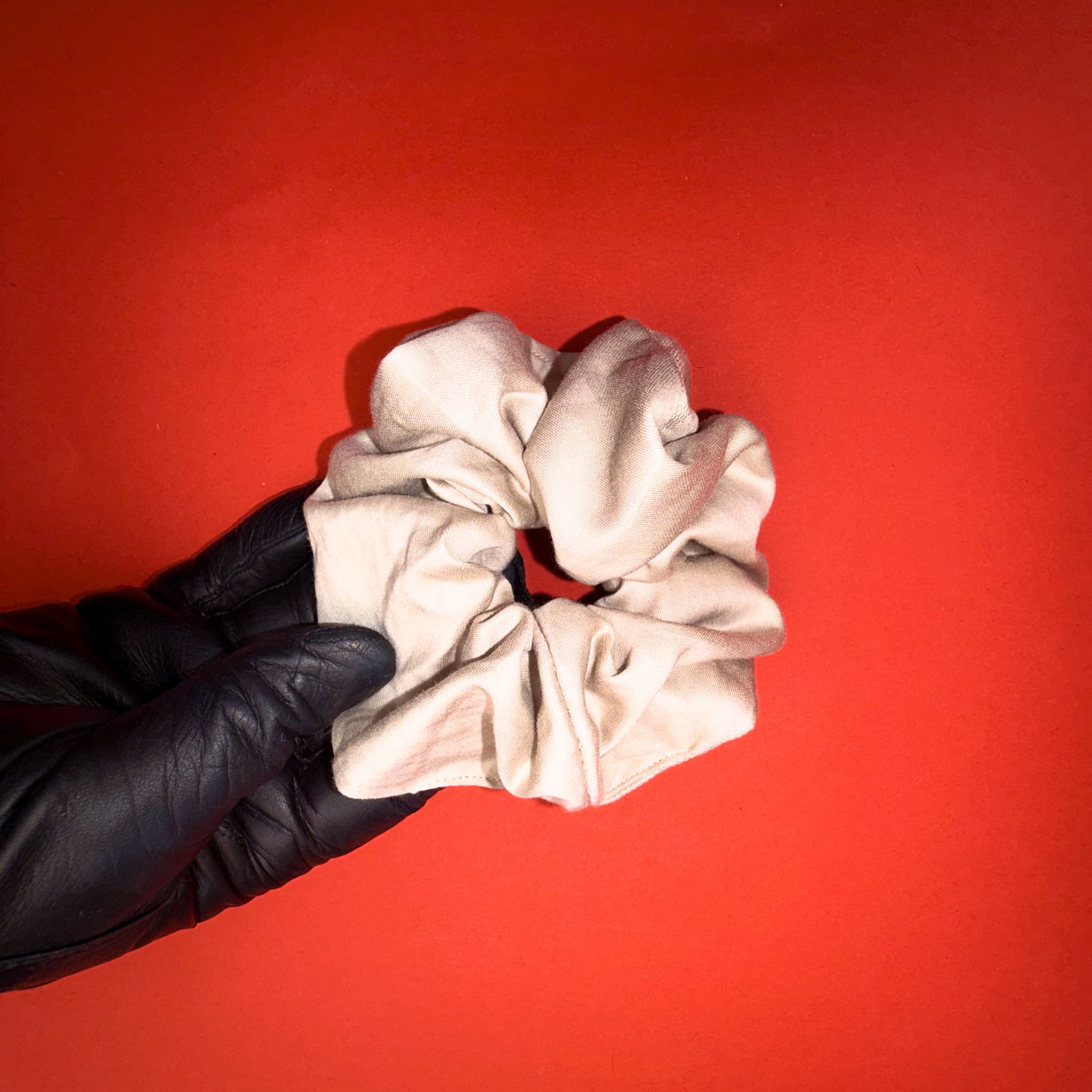 Scrunchie Classic béžově zlatá Hecatoo™ – handmade gumička ze 100% bavlněného saténu bez polyesteru. Zlatavý odstín který sedí ke každodennímu outfitu i slavnostní příležitosti.