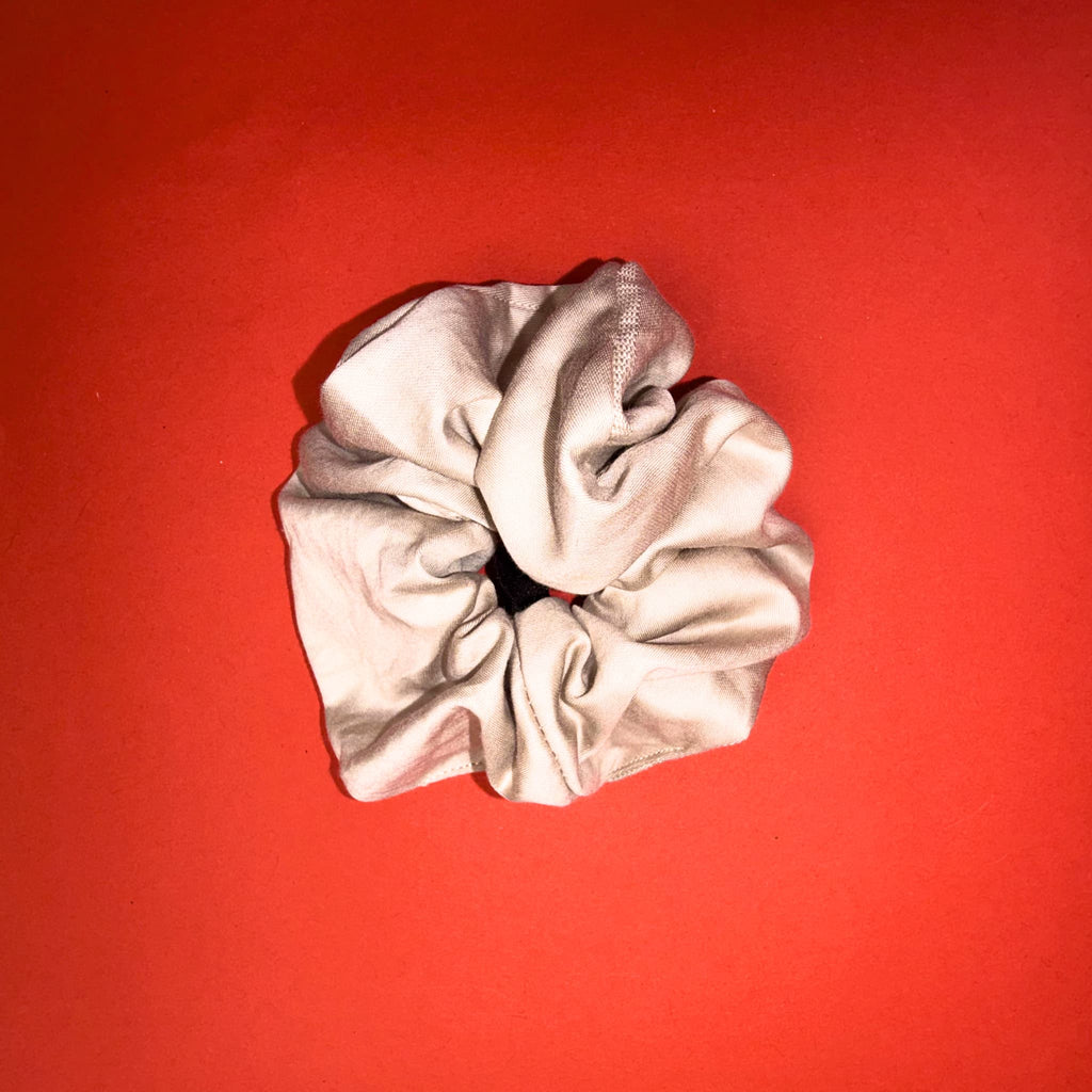 Scrunchie Classic béžově zlatá od Hecatoo™ – ručně šitá gumička do vlasů ze 100% bavlněného saténu certifikovaného Öko-Tex Standard 100 tř. I. Teplý zlatavý lesk pro každý účes.
