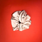 Scrunchie Classic béžově zlatá od Hecatoo™ – ručně šitá gumička do vlasů ze 100% bavlněného saténu certifikovaného Öko-Tex Standard 100 tř. I. Teplý zlatavý lesk pro každý účes.