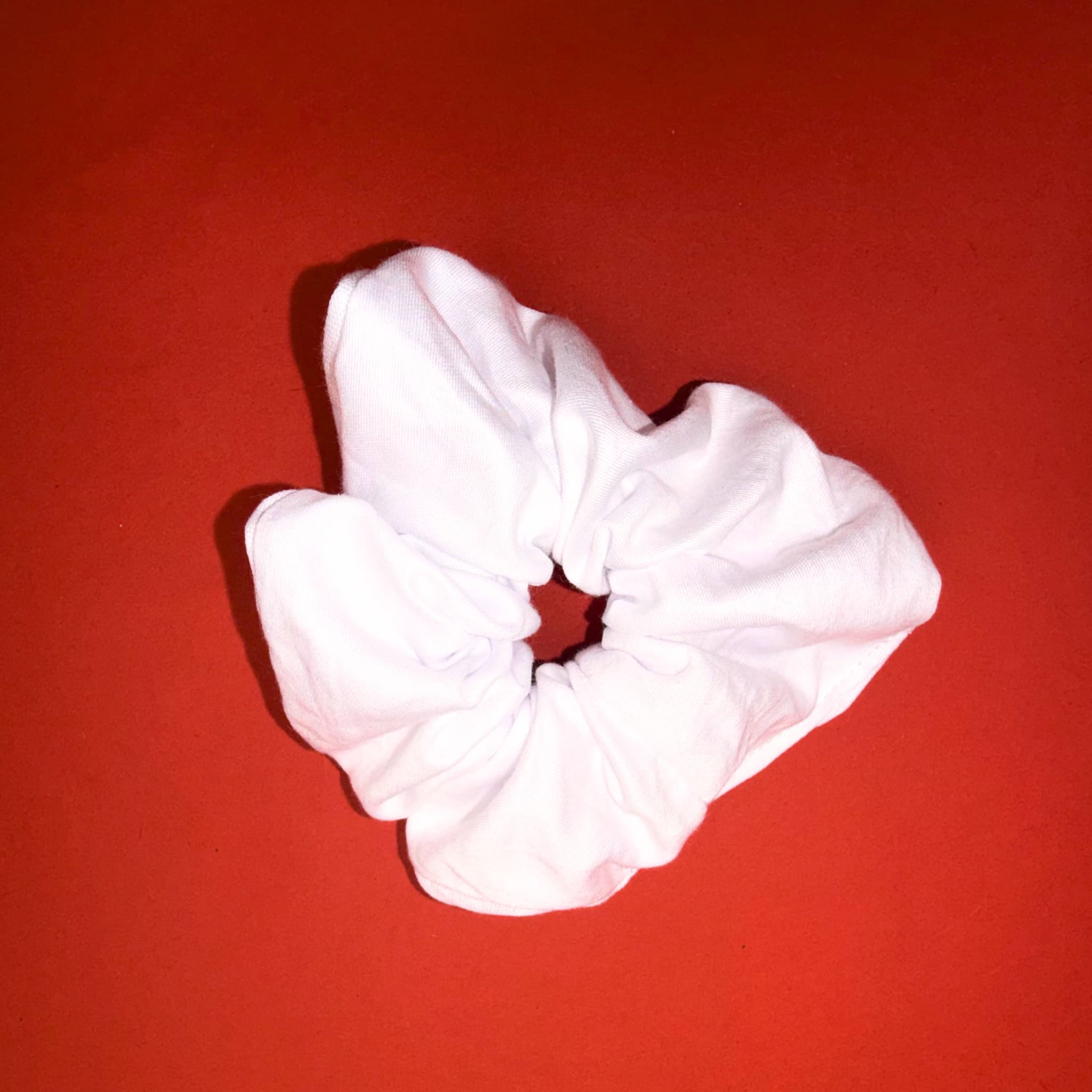 Scrunchie Classic bílá od Hecatoo™, ručně šitá gumička do vlasů ze 100% bavlněného saténu. Nadčasová bílá barva ideální na svatbu, ples nebo slavnostní příležitosti.