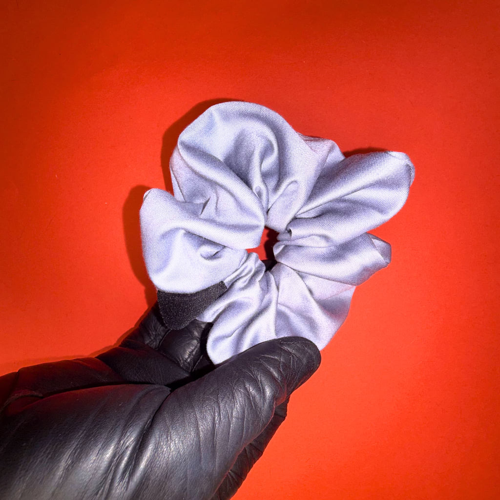 Šedá Scrunchie Classic Hecatoo™ v ruce – ukázka objemu a saténového lesku bavlněné gumičky bez polyesteru. Ručně šitá v české dílně, šetrná k vlasům.