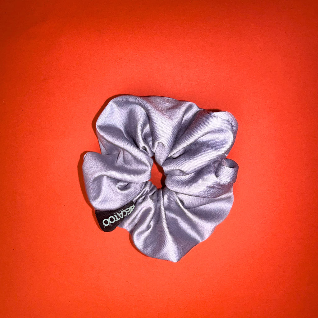Scrunchie Classic šedá od Hecatoo™, ručně šitá gumička do vlasů ze 100% bavlněného saténu s jemným leskem. Univerzální šedá barva která sedí ke každému outfitu i účesu.
