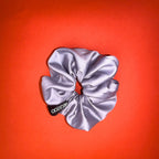 Scrunchie Classic šedá od Hecatoo™, ručně šitá gumička do vlasů ze 100% bavlněného saténu s jemným leskem. Univerzální šedá barva která sedí ke každému outfitu i účesu.
