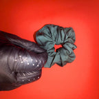 Detail smaragdové Scrunchie Classic Hecatoo™ – bavlněný satén bez polyesteru, certifikovaný Öko-Tex Standard 100 tř. I. Ručně šitá gumička do vlasů vyrobená v EU.