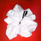 Bílá Scrunchie Maxi Hecatoo™ ze 100% bavlněného saténu – výrazná gumička do vlasů s maximálním objemem a wau efektem. Ideální ozdoba slavnostního účesu na ples nebo svatbu.