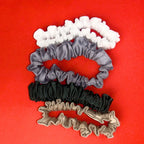 Scrunchie Mini Hecatoo™ ve čtyřech barvách – bílá, šedá, smaragdová a béžově zlatá. Handmade gumičky do vlasů z bavlněného saténu certifikovaného Öko-Tex Standard 100.