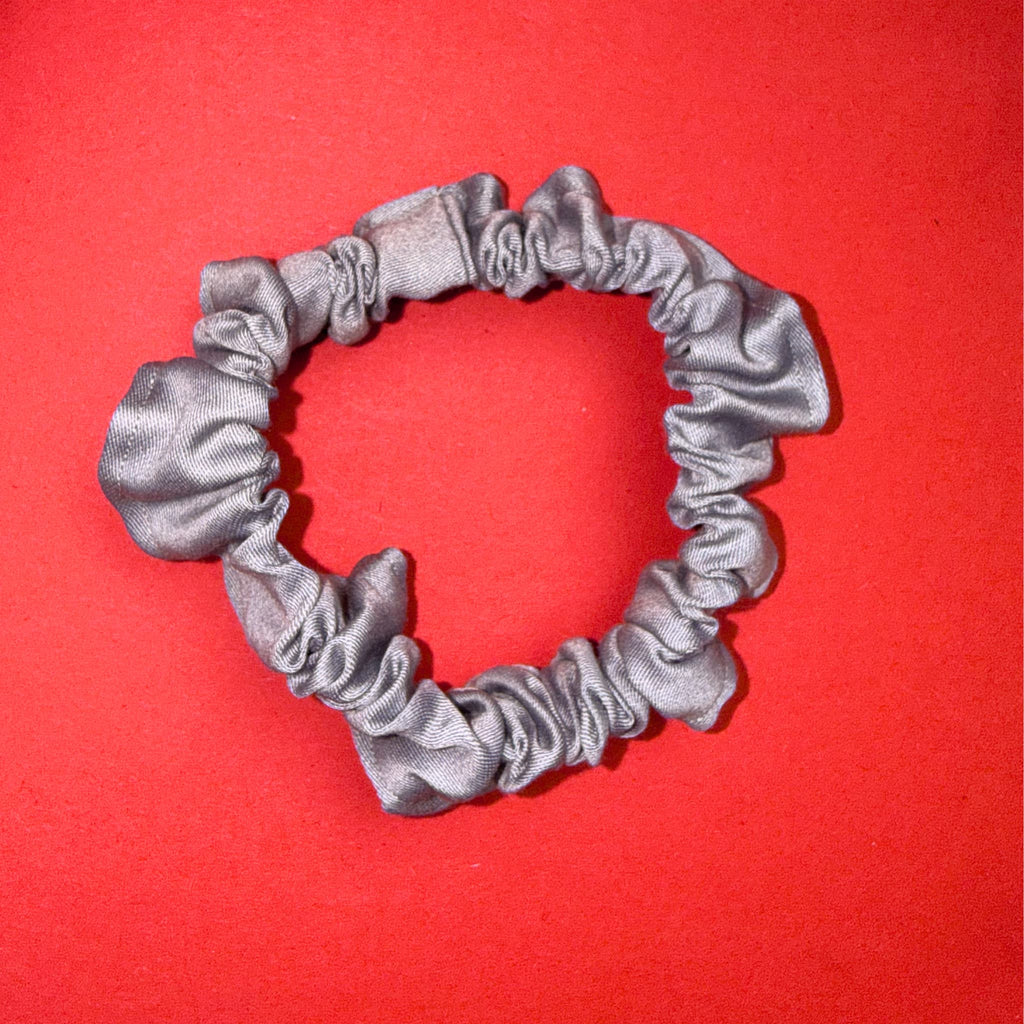 Scrunchie Mini šedá od Hecatoo™ — ručně šitá gumička do vlasů ze 100% bavlněného saténu. Univerzální barva která sedí ke každému outfitu.