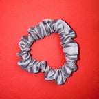 Šedá Scrunchie Mini Hecatoo™ ze 100% bavlněného saténu, handmade gumička šetrná k vlasům, bez polyesteru. Vyrobeno v EU, certifikováno Öko-Tex Standard 100.