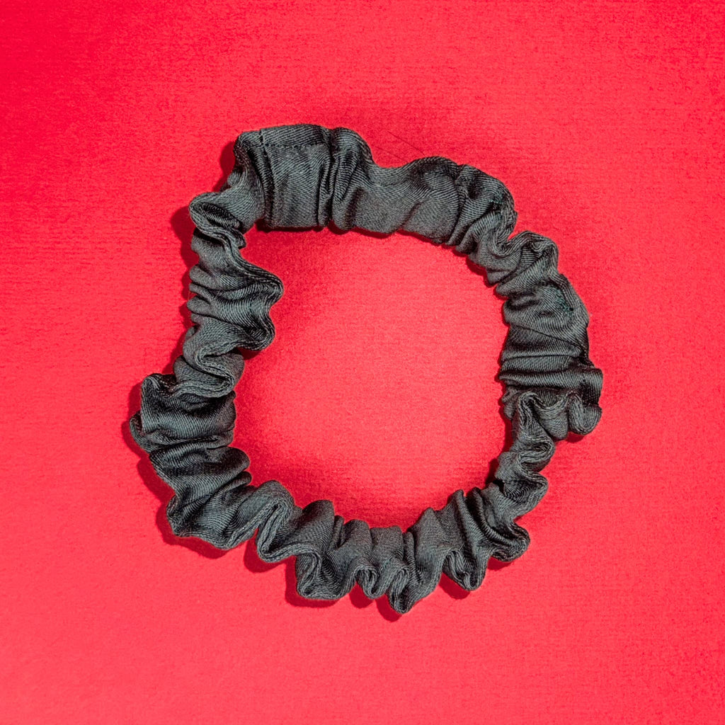 Scrunchie Mini smaragdová od Hecatoo™ – ručně šitá gumička do vlasů ze 100% bavlněného saténu. Smaragdová barva s jemným leskem, šetrná k vlasům i pokožce.