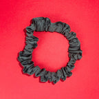 Scrunchie Mini smaragdová od Hecatoo™ – ručně šitá gumička do vlasů ze 100% bavlněného saténu. Smaragdová barva s jemným leskem, šetrná k vlasům i pokožce.