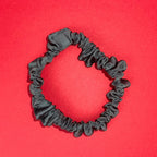 Smaragdová Scrunchie Mini Hecatoo™ ze 100% bavlněného saténu –  handmade gumička bez polyesteru. Barva vládců v kompaktním Mini formátu, certifikováno Öko-Tex Standard 100 tř. I.
