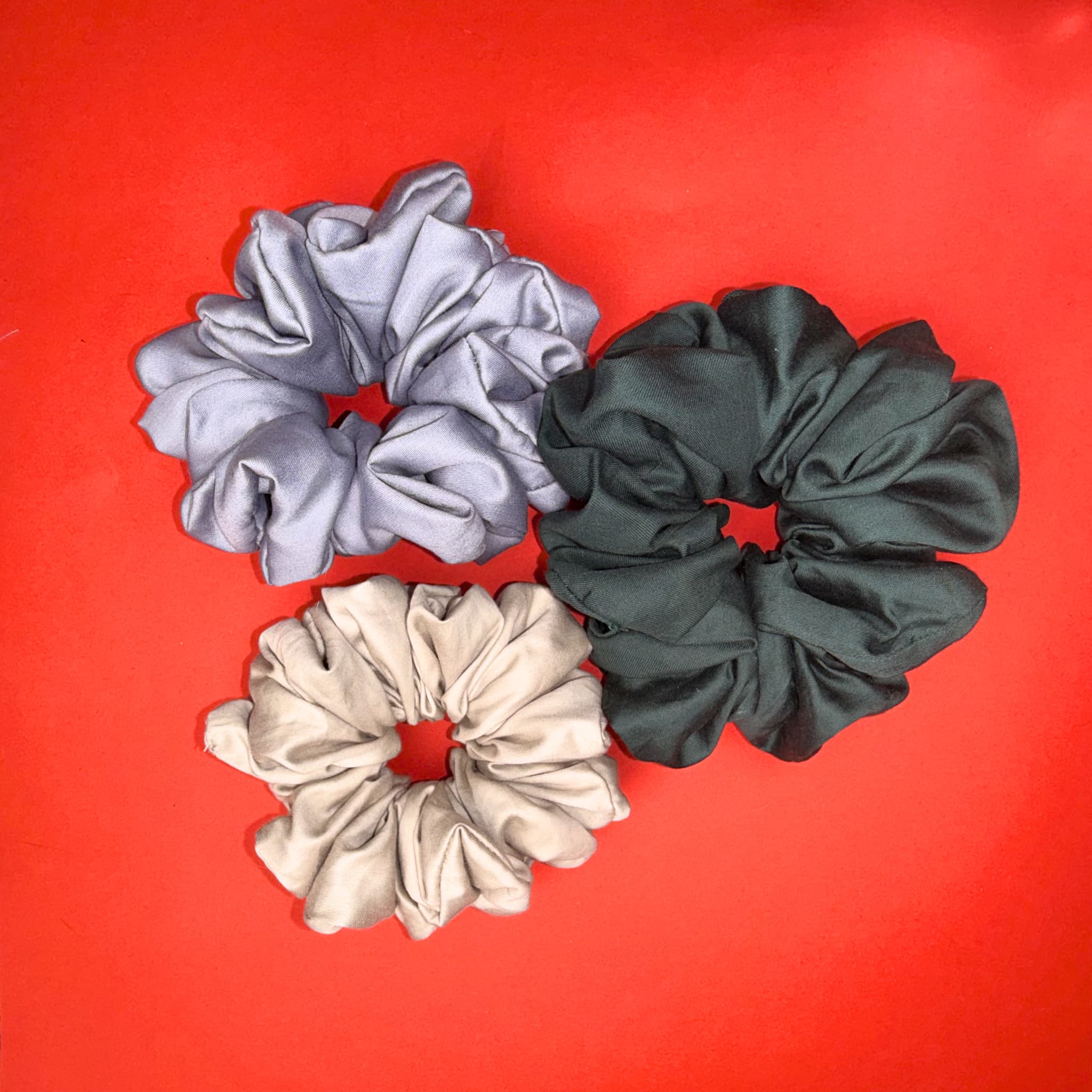 Scrunchie na míru Hecatoo – ručně šité oversized gumičky do vlasů z bavlněného saténu pro svatbu, ples nebo promoce.