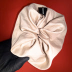 Zlatavě béžová Scrunchie Oversized Hecatoo – handmade scrunchie z bavlněného saténu, ručně šitá v české dílně