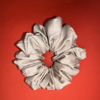 Scrunchie Oversized béžově zlatá od Hecatoo™ – ručně šitá gumička do vlasů ze 100% bavlněného saténu. Teplý luxusní odstín který pozdvihne každý účes i každodenní outfit.