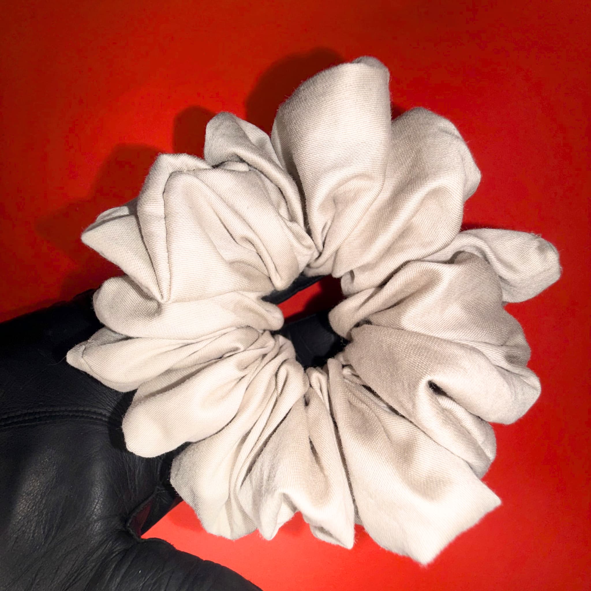 Detail béžově zlaté Scrunchie Oversized od Hecatoo™ – maximální objem z bavlněného saténu certifikovaného Öko-Tex Standard 100 tř. I. Ručně šitá v české dílně, šetrná k vlasům.