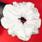 Detail bílé Scrunchie Oversized od Hecatoo™ – jemné řasení z bavlněného saténu certifikovaného Öko-Tex Standard 100 tř. I. Maximální objem pro slavnostní i každodenní účes.