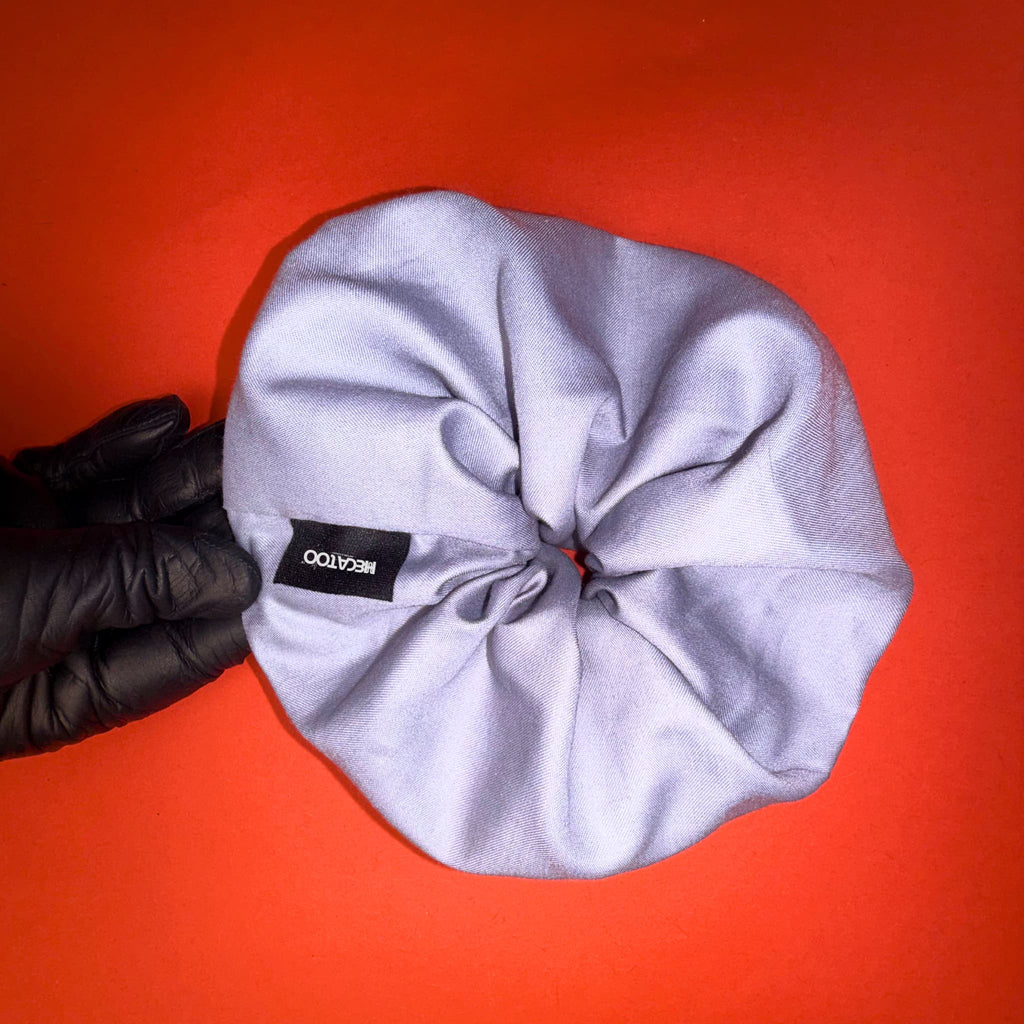 Šedá Scrunchie Oversized Hecatoo – luxusní oversized gumička do vlasů z bavlněného saténu, česká výroba.