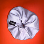 Šedá Scrunchie Oversized Hecatoo – ručně šitá gumička do vlasů z bavlněného saténu, pohled shora.